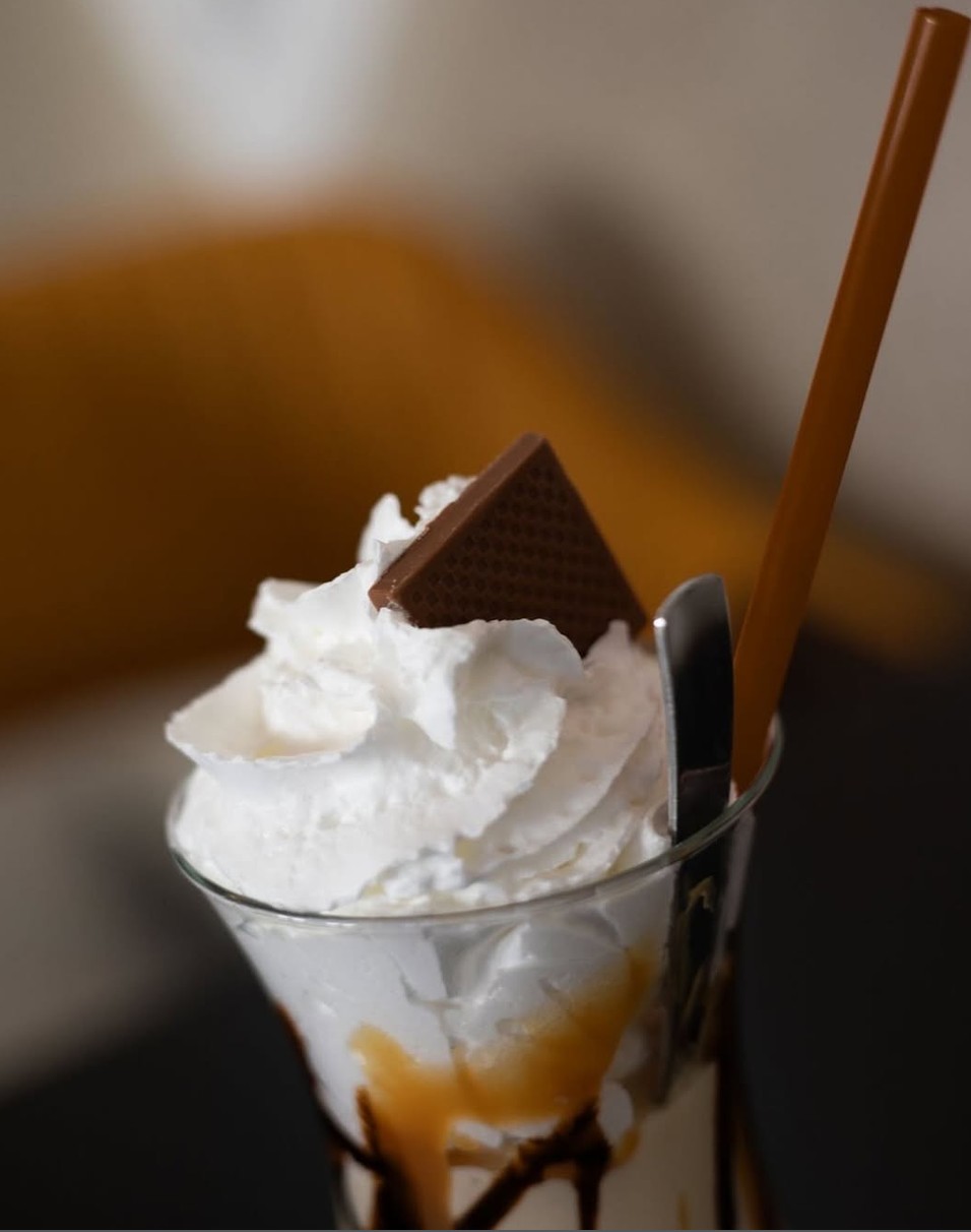 Specijalitet sa šlagom u Kafe Kancelariji